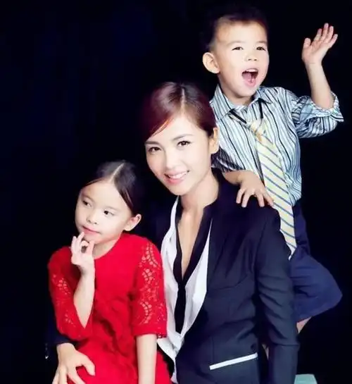 刘涛一双儿女逛街被拍,16岁女儿青春期发胖,儿子高爸爸王珂半头