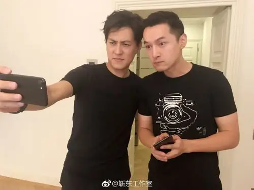 "楼台cp"发糖 靳东胡歌凑在一起"不正常"