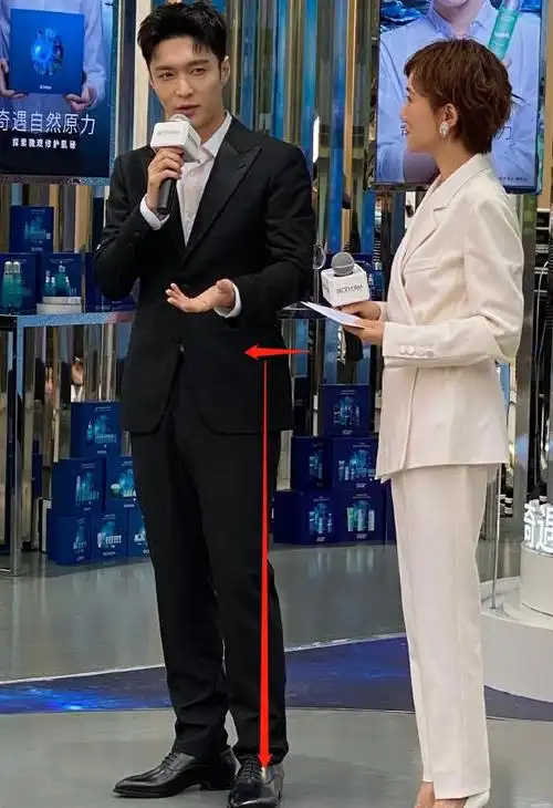 张艺兴无滤镜路人拍,冷白皮太能扛镜头,不过这个身高我没看错吧