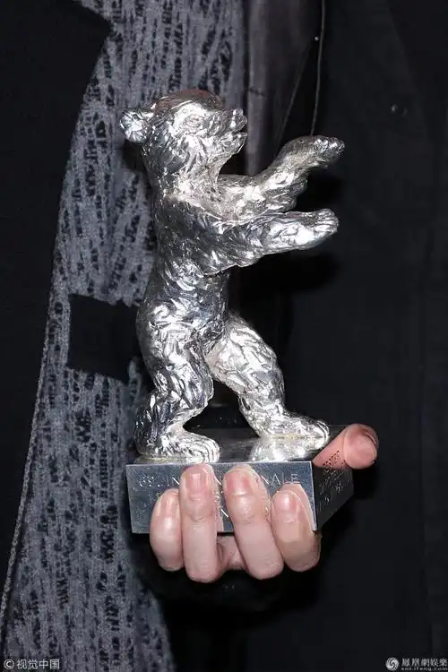 王景春手捧奖杯现身笑成表情包 咏梅优雅大气--华东全搜索|华东大看台