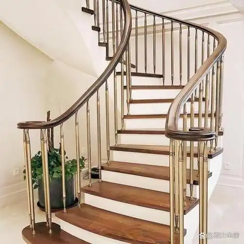 木楼梯在家庭中的应用可以给你一种温馨的感觉,而木楼梯在别墅中的