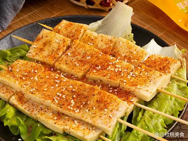 03烤豆腐还有的人喜欢吃烤翅尖,虽然没有多少肉,但是喜欢吃那种味道.