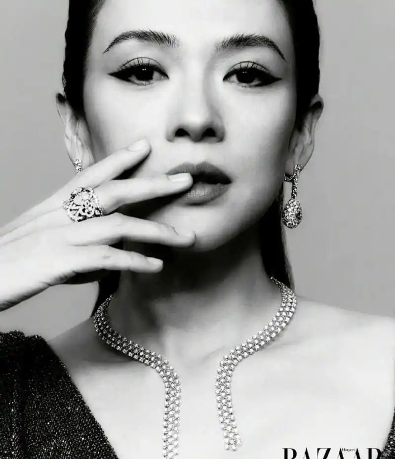 章子怡以自信优雅的姿态登上时尚芭莎五月刊封面.