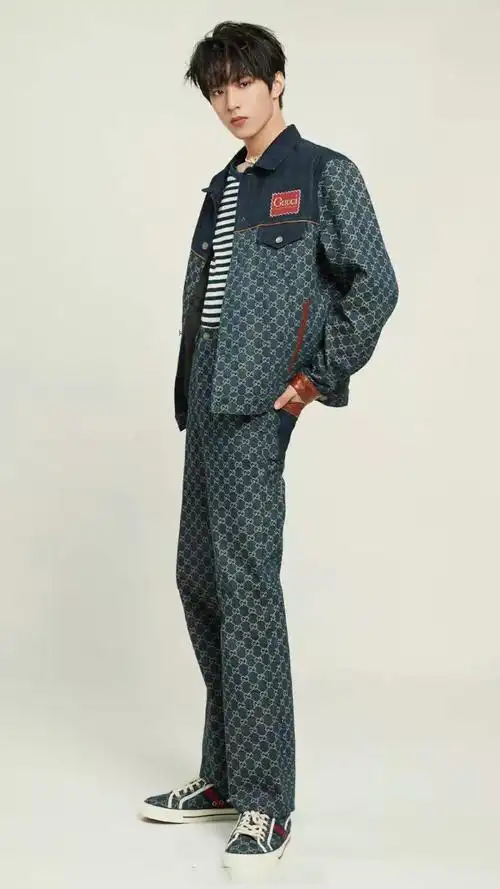 刘耀文图片无水印霸气(刘耀文男模身材太耀眼,网友:透露出一股与中考