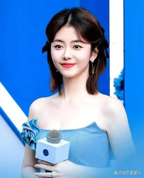 谭松韵最近参加了一场活动,她身着一件漂亮的蓝色抹胸花朵裙子.
