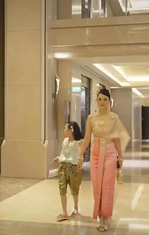 伊能静怎么胖成这样穿泰服暴露大肚子酷似婆婆女儿正脸曝光