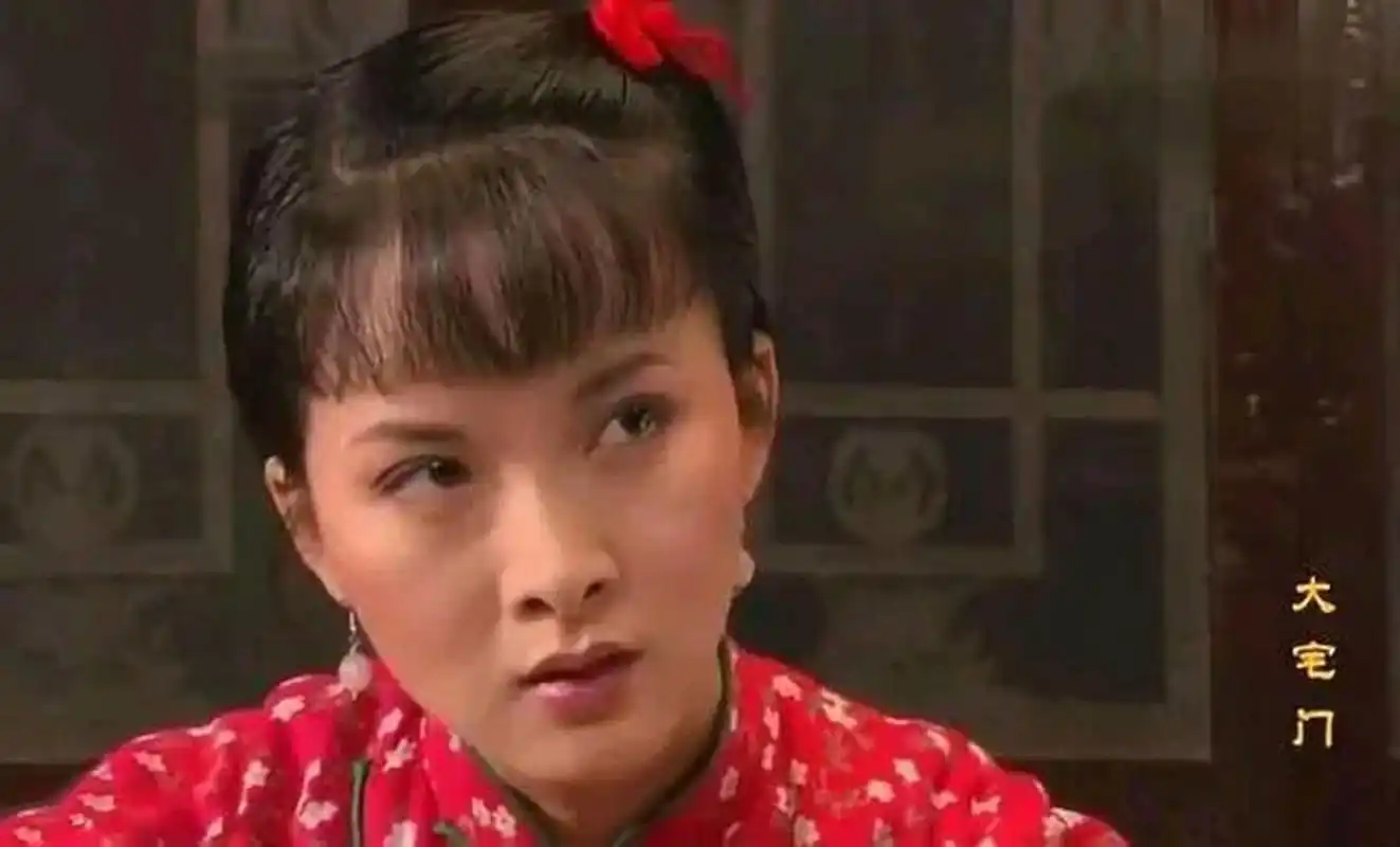 第一部大宅门谢兰饰演了抱狗丫头李香秀.