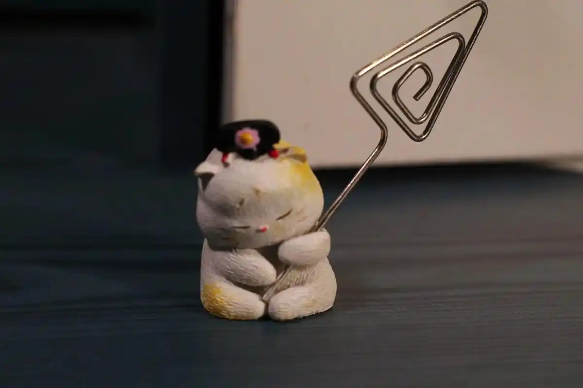 怼着桌上的摆件动起了心思#摆件 #故宫文创 #摄影 #变色龙 - 抖音