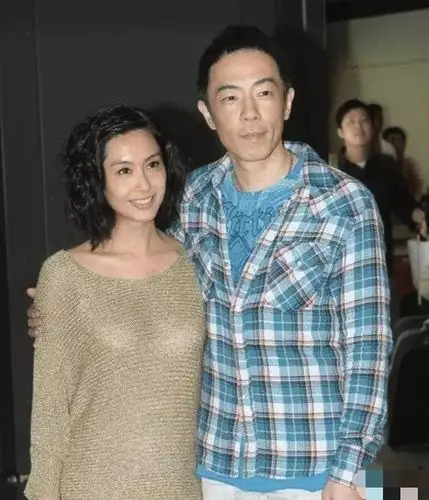 朱茵与老公同行大胆穿着引争议网友金丝软甲