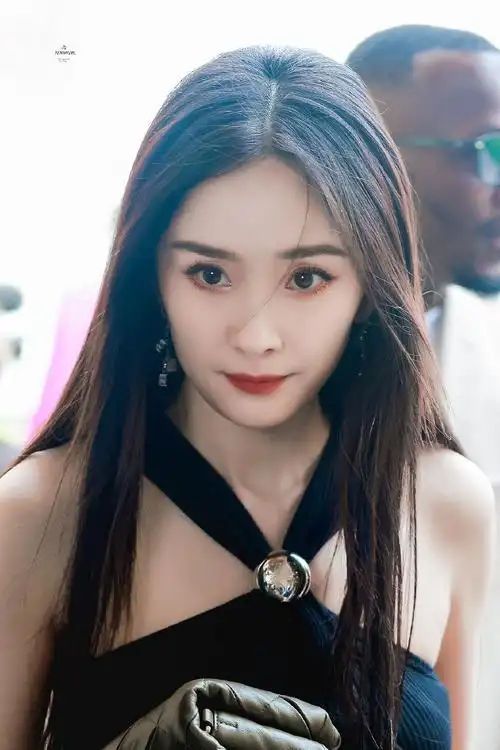 杨幂loewe罗意威全球品牌代言人##杨幂法国街头漫步##时装周还得 855