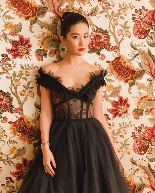 这件黑色纱裙让刘亦菲多了几丝时尚的女人气息.