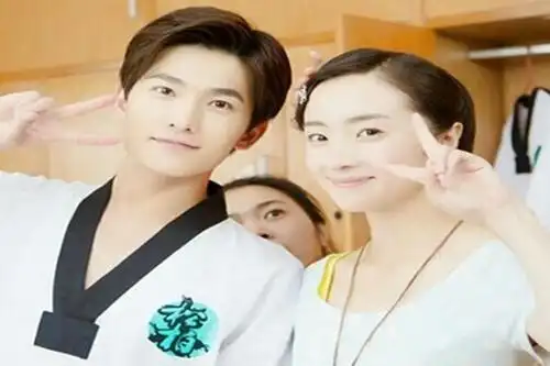 杨洋与众女神合影都非常帅气,唯独在她面前却像个孩子!