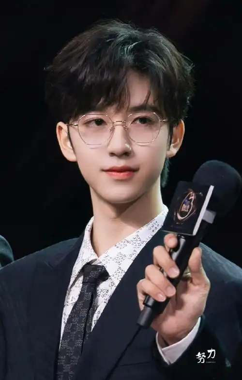 微博之夜阵容官宣#期待一下今年贺峻霖的表现吧!上年西装真的帅死 !!