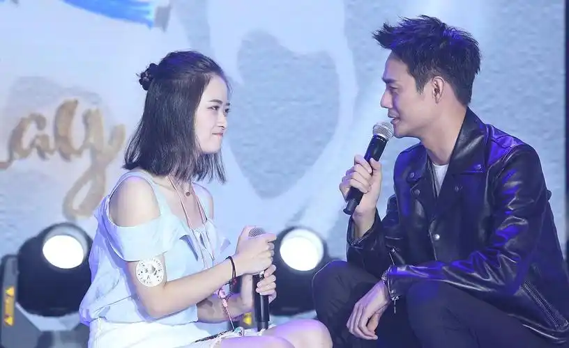 王凯35岁生日会在京举办:热拥女粉丝 马天宇送惊喜