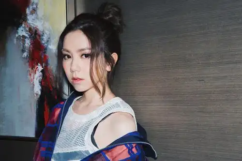 邓紫棋儿时嘟嘴卖萌与长大后的嘟嘟嘴