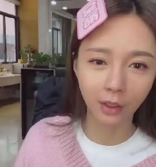 沈梦辰大胆公布"真实肤色"!忘自己穿白t恤,终于知道她有多黑