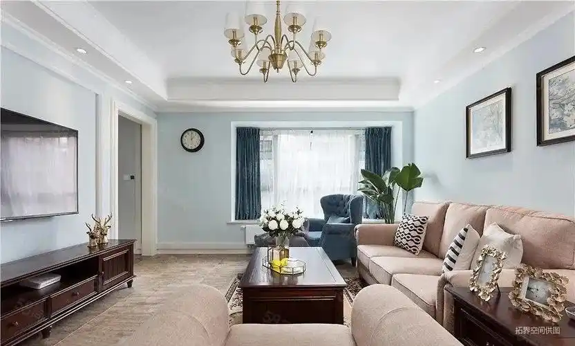 客厅整体以淡蓝色与白色为基调,营造清新明净的空间氛围.