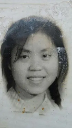 当年流行的黑白大头照,汇集了我的家人,同学,好友们的倩影.