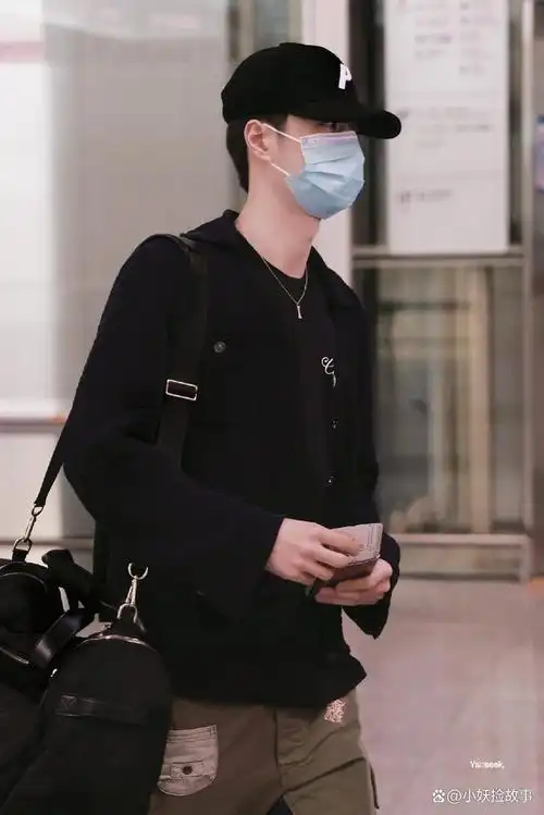 娱乐圈的顶流王一博现身机场,不遭围堵才怪呢!