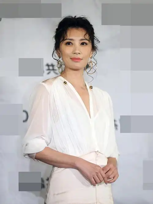 贾静雯现身礼服仙气飘飘似18岁选错发型又回到40岁