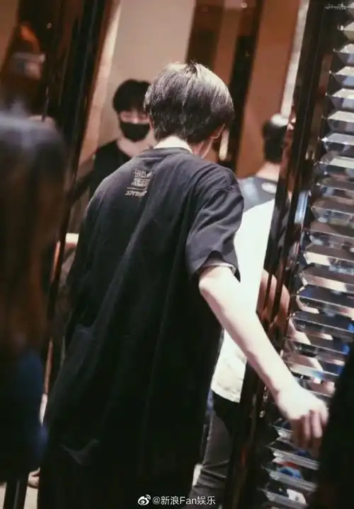 王牌少年出征记#论安全感的来源 就是他的背影@时代少年团-宋亚轩