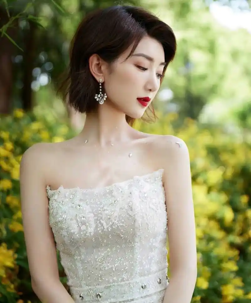 毛晓彤# 一袭白色镶钻抹胸礼裙,肤白貌美的绝美容颜,清新脱俗,婀娜