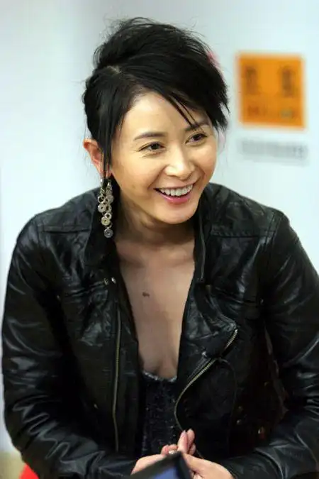 张恒携爱犬做客搜狐 性感低胸险些走光(组图)