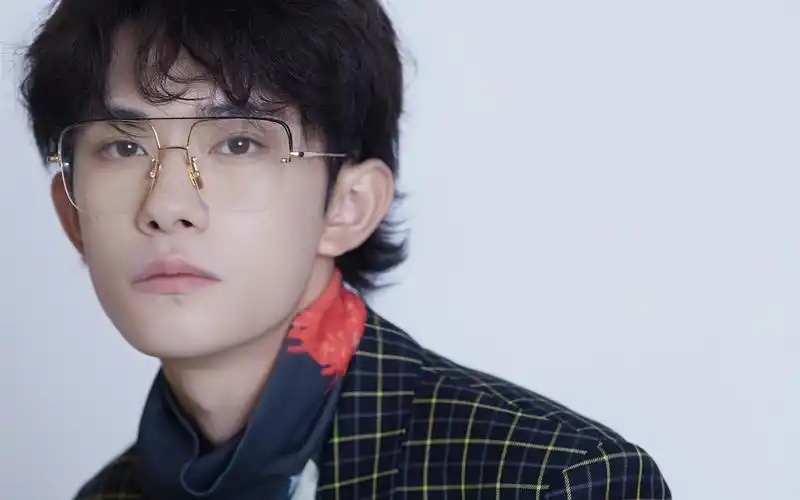 易烊千玺文艺风帅气写真壁纸_炫酷好看的易烊千玺壁纸_三千图片网