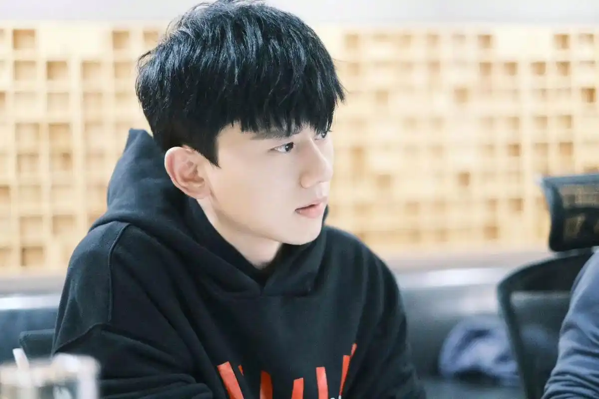 我们的杰杰子长得好看,怎么拍都是帅的!又是爱张杰的一天!张杰