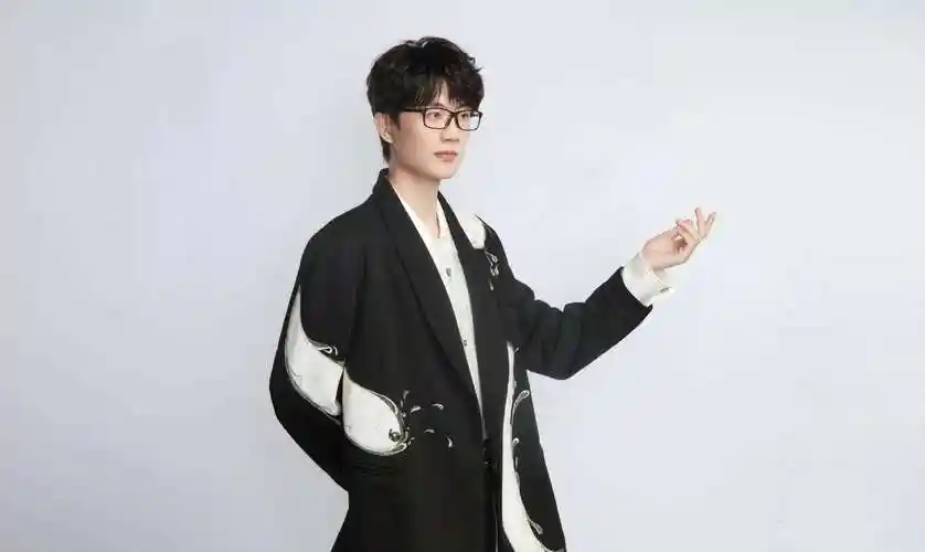 许嵩恋情实锤,女友被扒,两人年龄相差14岁_冯禧_星期六_何炅