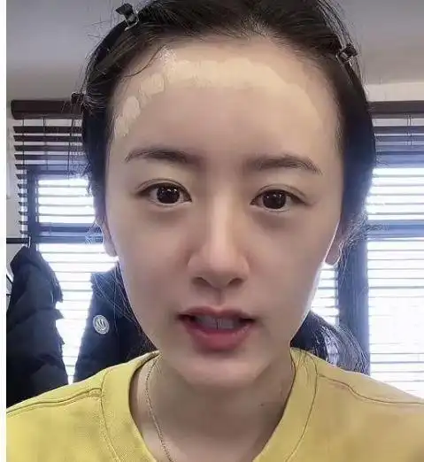 关于袁冰妍出道前照片的配图及描述