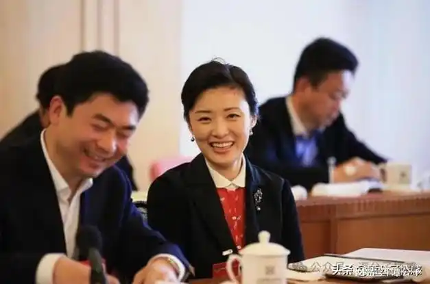 周涛下班回家,看见月薪8千的丈夫做饭突然厌倦,转身嫁百亿富豪