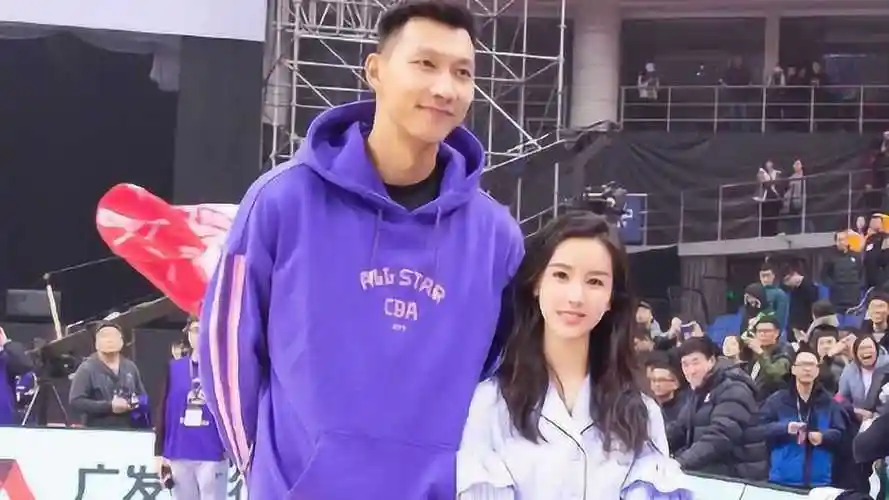 易建联的妻子荆灵有多幸福丈夫收入主动上交在外打球从不闹绯闻