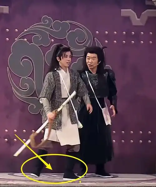 华晨宇古装不穿增高鞋和172关晓彤站一起有没有撒谎很显然