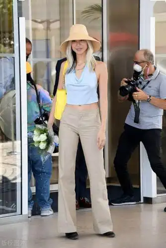 2021年7月6日,法国戛纳,超模朴秀珠外出街拍.