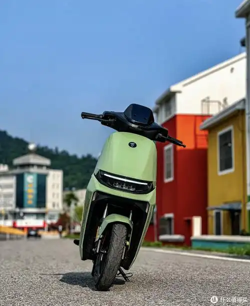 易烊千玺微电影爆火,揭秘年轻人独特解压方式,九号电动车给满了