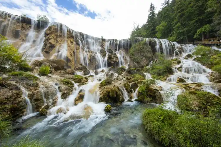 九寨沟风景名胜区内的"珍珠滩瀑布"(6月18日摄).