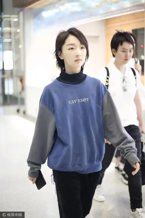 组图:周冬雨机场大走中性路线 全程搞怪笑成表情包