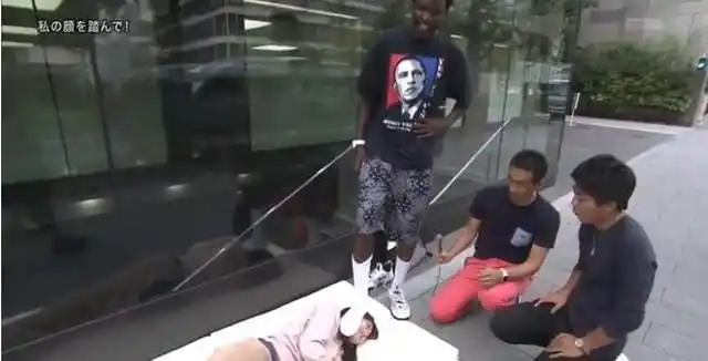 女大学生患奇葩怪癖 喜欢被男人臭脚踩脸 画面简直太重口味