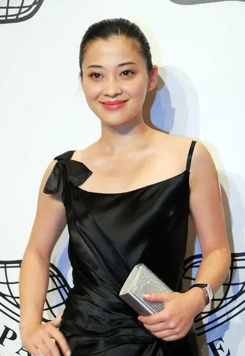 梅婷长相好优雅梳着背毛的发型穿玫红色连衣裙气场又甜美