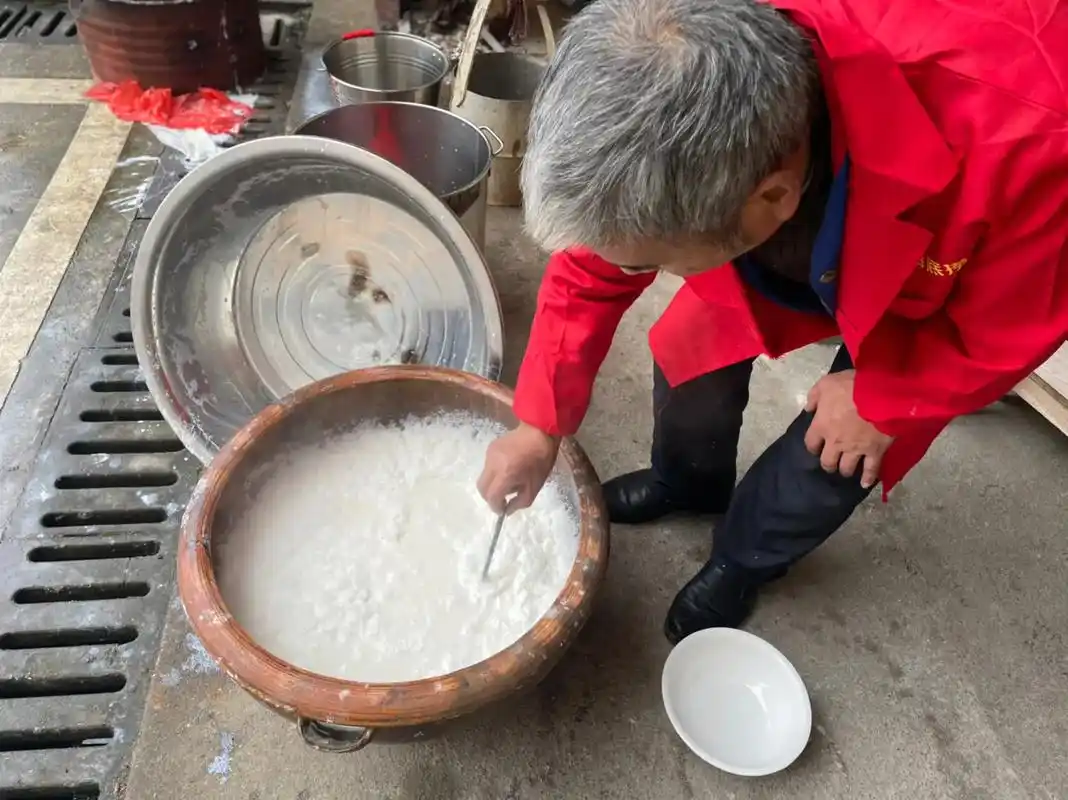 传统手工柴火豆腐制作中