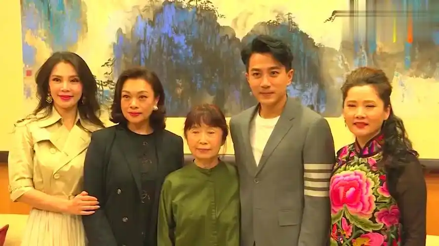 何赛飞谈老公合集,照片曝光颜值不输一线男星