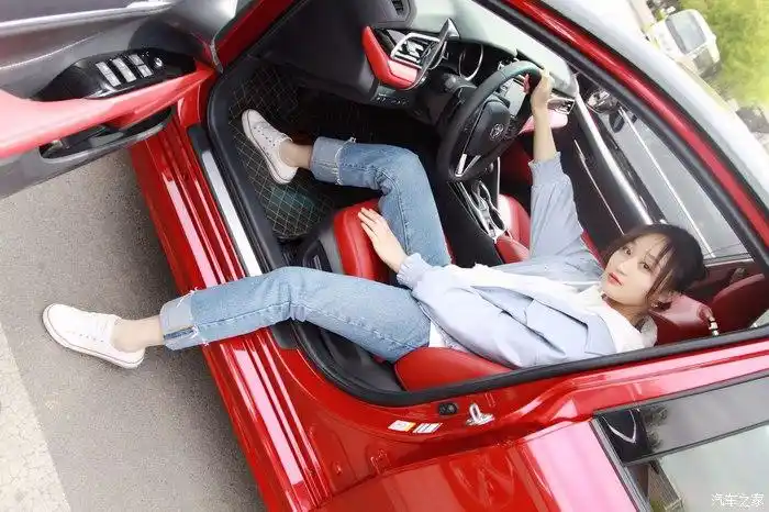 媳妇当车模春暖花开晒晒老婆和她的凯八女神最爱运动红