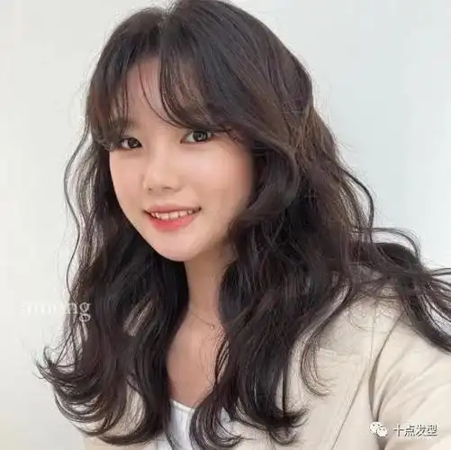 长发发型2021年最新款女图(2022年流行发型图片女减龄中长款)-天晟网