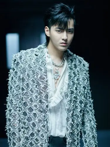 谁还敢说吴亦凡造型丑,一件深v衬衫slay全场!