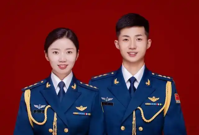 岳阳军装男神陈嘉乐娶了空军女飞行员!