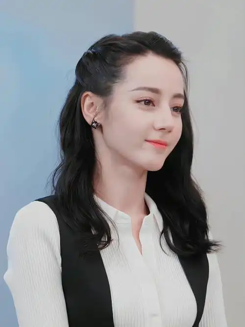 迪丽热巴今晚直播状态好好身材比例绝了满屏都是大长腿