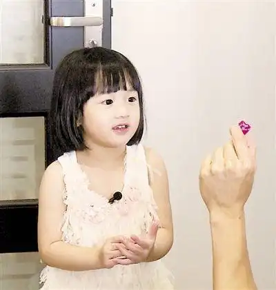 吴尊携女儿捞金大方亲吻 neinei娃俏皮可爱