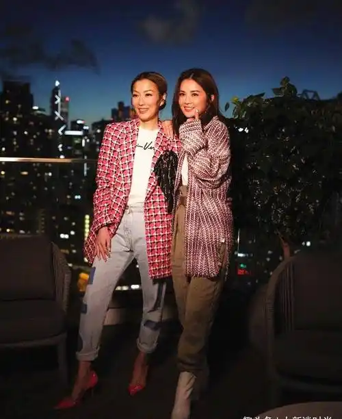 郑秀文与蔡卓妍晒合照,两人一个御姐,一个淑女,你更喜欢谁_西装_造型