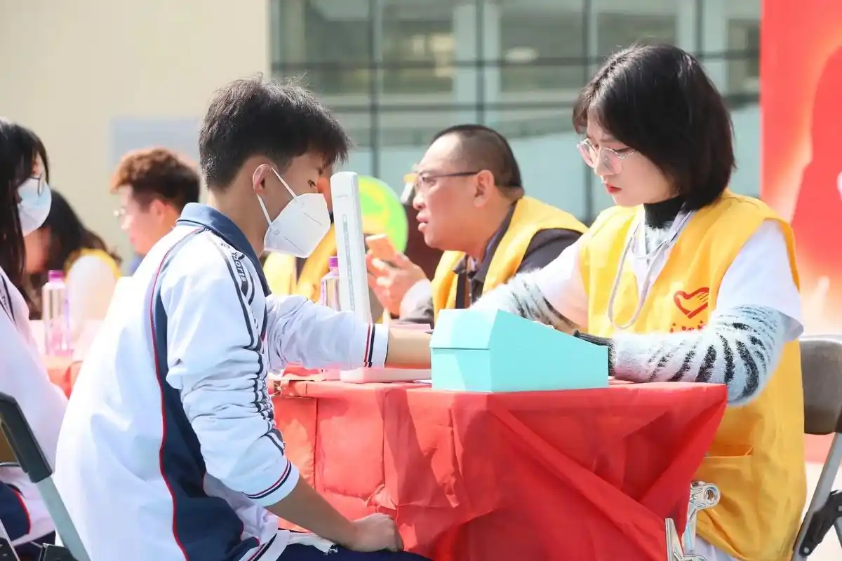在"学雷锋纪念日"来临之际,3月3日上午,学校团委会学生代表 - 抖音